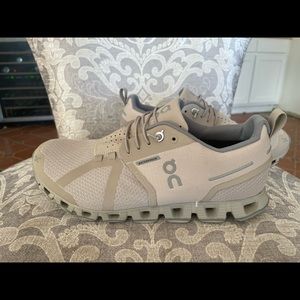 On Running Shoes! Cloud Shoes. Size 7.5 Women’s. Perfect condition.